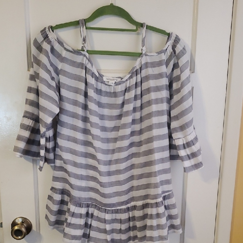 Beachlunchlounge Ruffled Gray and White 3/4 Sleeve Blouse